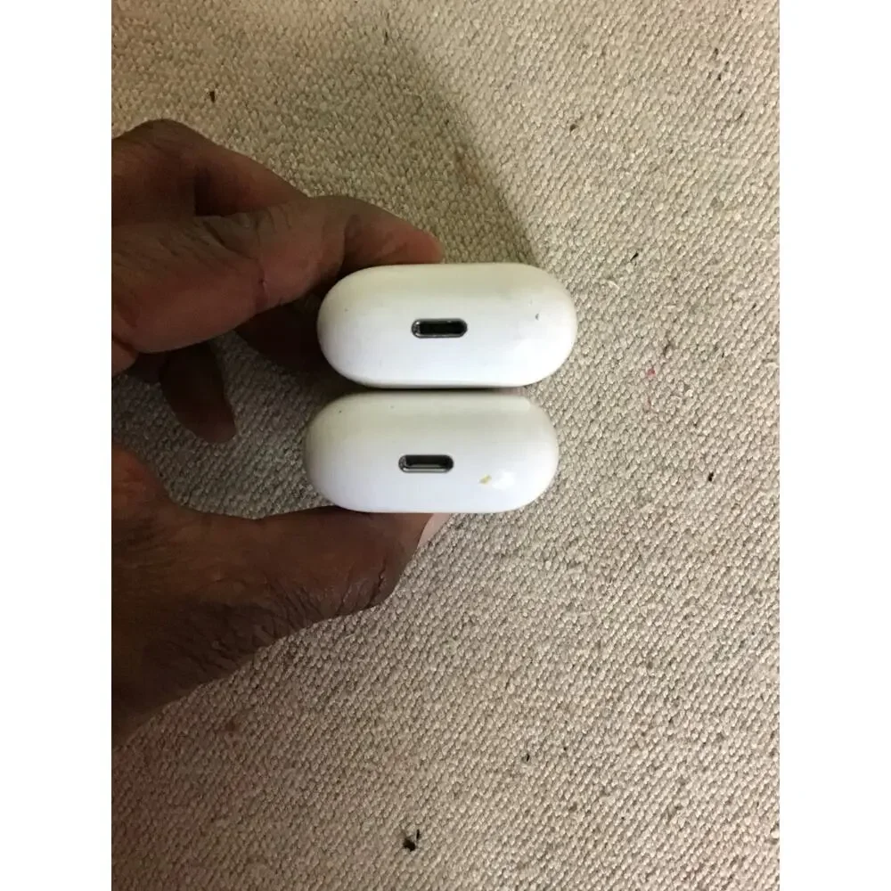 Apple AirPod charging case with Earbuds Working Condition Missing parts See desc